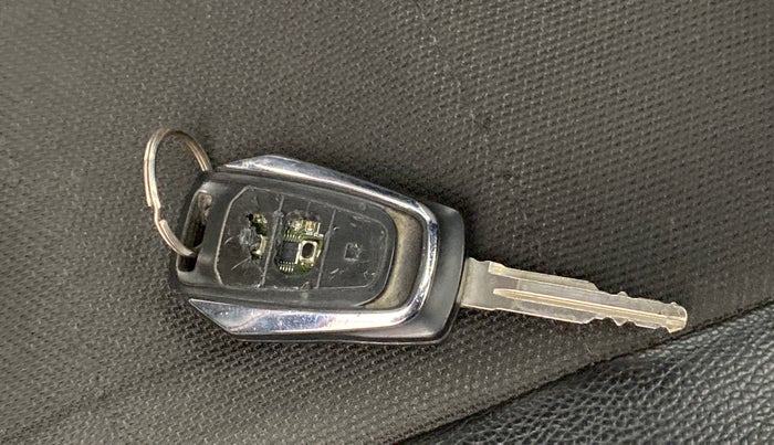 2018 Mahindra KUV 100 NXT K8 P 6 STR DUAL TONE, Petrol, Manual, 45,003 km, Lock system - Remote key minor damage