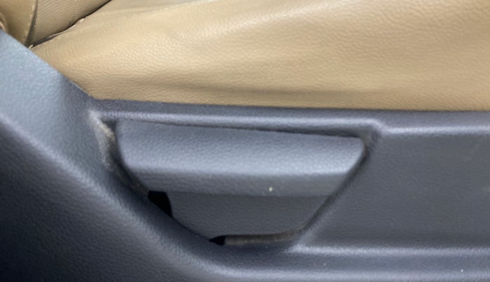 2017 Hyundai Eon ERA + SE, Petrol, Manual, 67,809 km, Driver Side Adjustment Panel