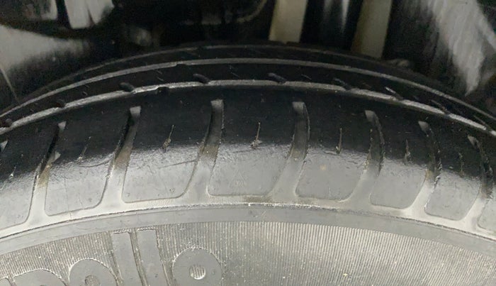 2019 Maruti Swift LXI, CNG, Manual, 40,131 km, Left Rear Tyre Tread