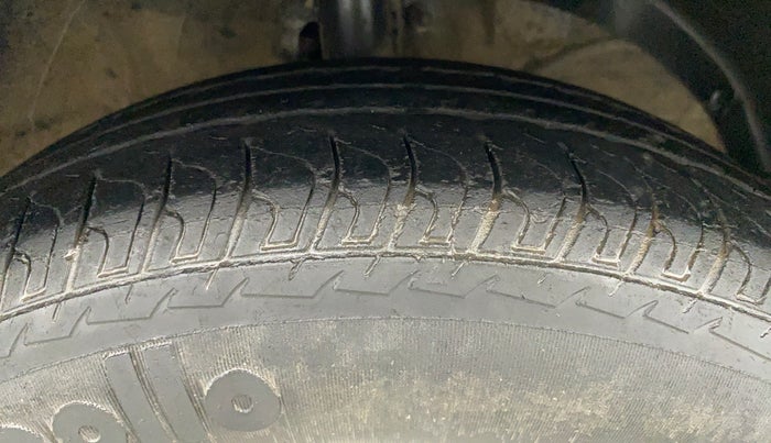 2019 Maruti Swift LXI, CNG, Manual, 40,131 km, Right Front Tyre Tread
