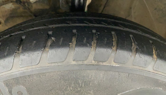 2019 Maruti Swift LXI, CNG, Manual, 40,131 km, Left Front Tyre Tread