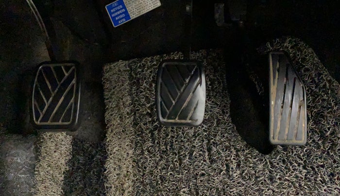 2019 Maruti Swift LXI, CNG, Manual, 40,131 km, Pedals