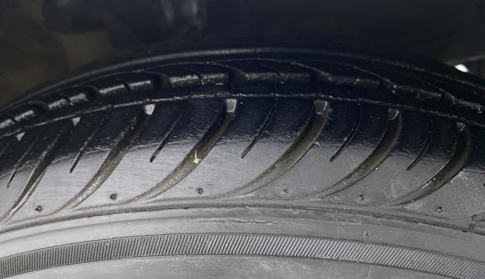 2011 Hyundai i10 MAGNA 1.2 KAPPA2, Petrol, Manual, 63,857 km, Right Front Tyre Tread
