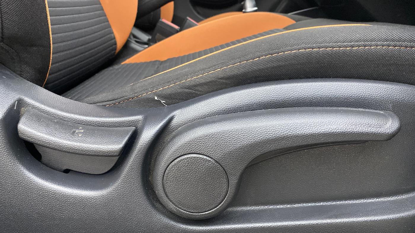 2015 Hyundai i20 Active 1.4 SX, Diesel, Manual, 70,000 km, Driver Side Adjustment Panel