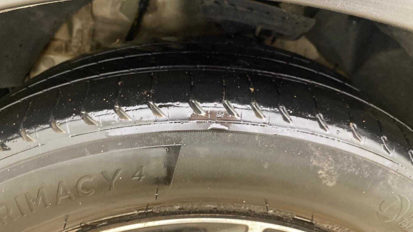 2022 Mahindra XUV300 W8 (O) 1.5 DIESEL, Diesel, Manual, 1,47,204 km, Left Front Tyre Tread