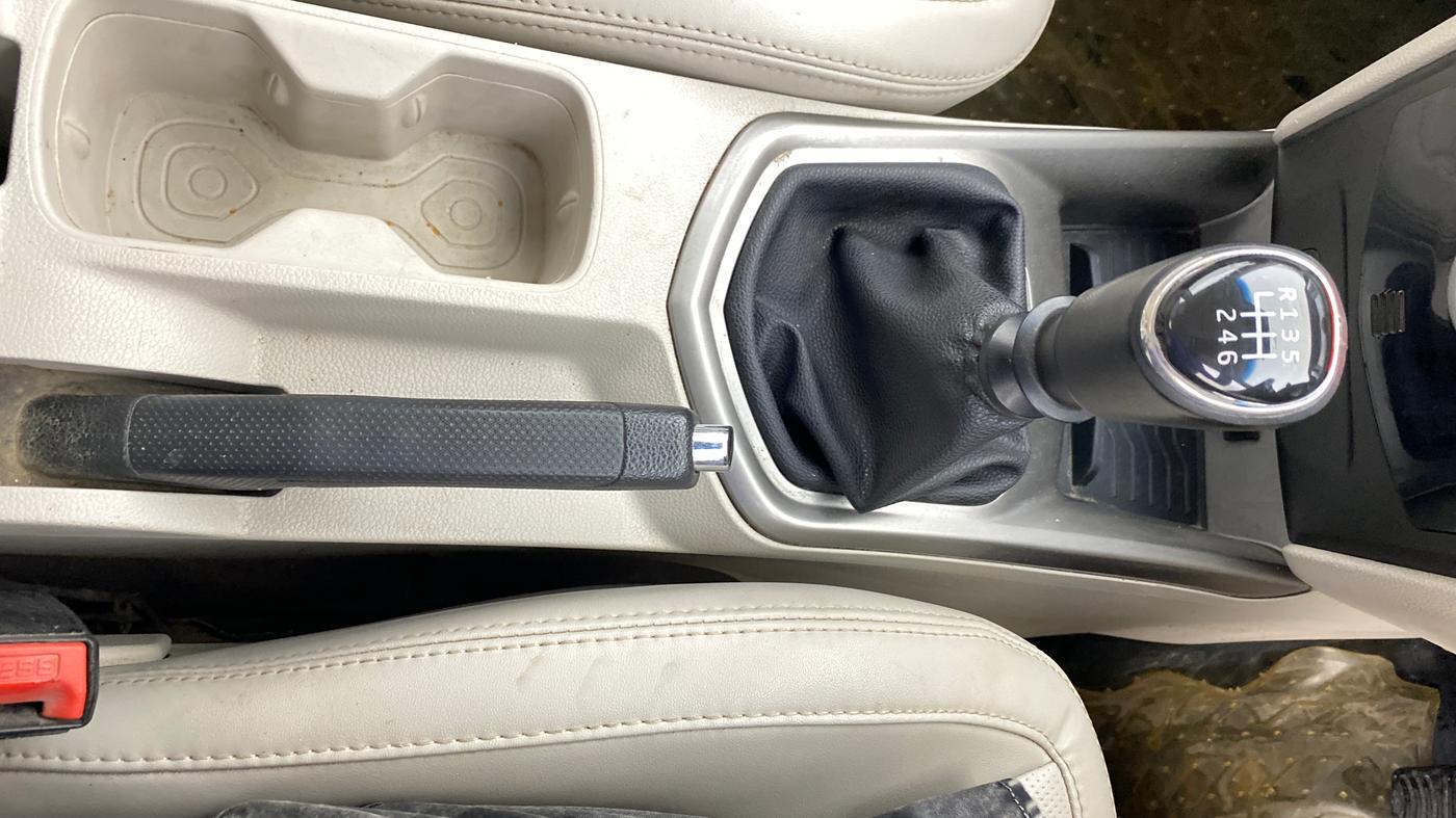 2022 Mahindra XUV300 W8 (O) 1.5 DIESEL, Diesel, Manual, 1,47,204 km, Gear Lever