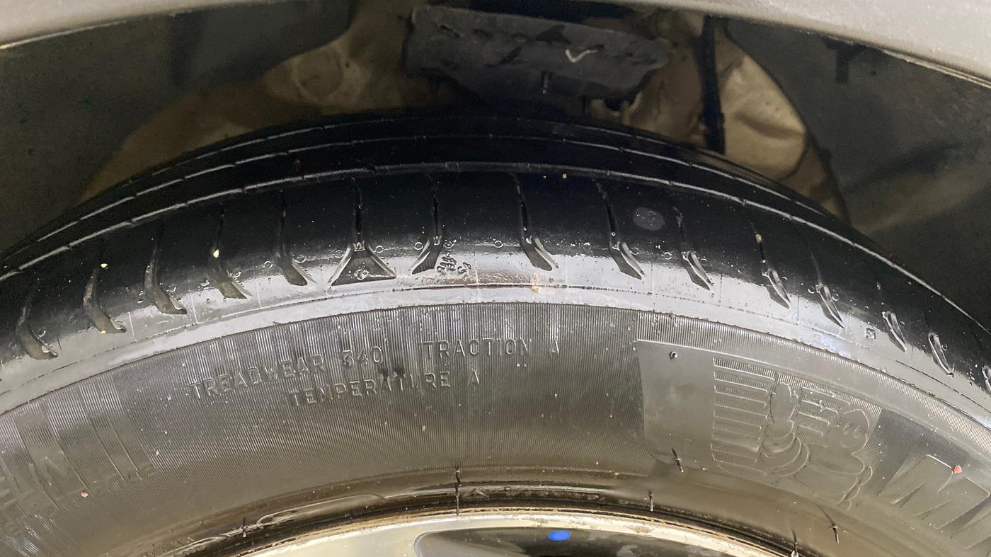 2022 Mahindra XUV300 W8 (O) 1.5 DIESEL, Diesel, Manual, 1,47,204 km, Right Front Tyre Tread