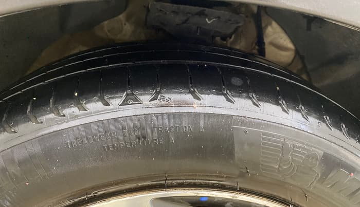2022 Mahindra XUV300 W8 (O) 1.5 DIESEL, Diesel, Manual, 1,47,204 km, Right Front Tyre Tread