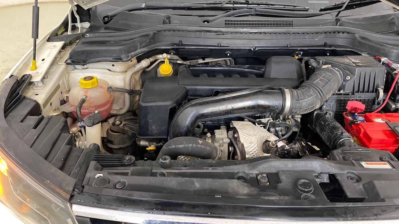 2022 Mahindra XUV300 W8 (O) 1.5 DIESEL, Diesel, Manual, 1,47,204 km, Engine View - Right