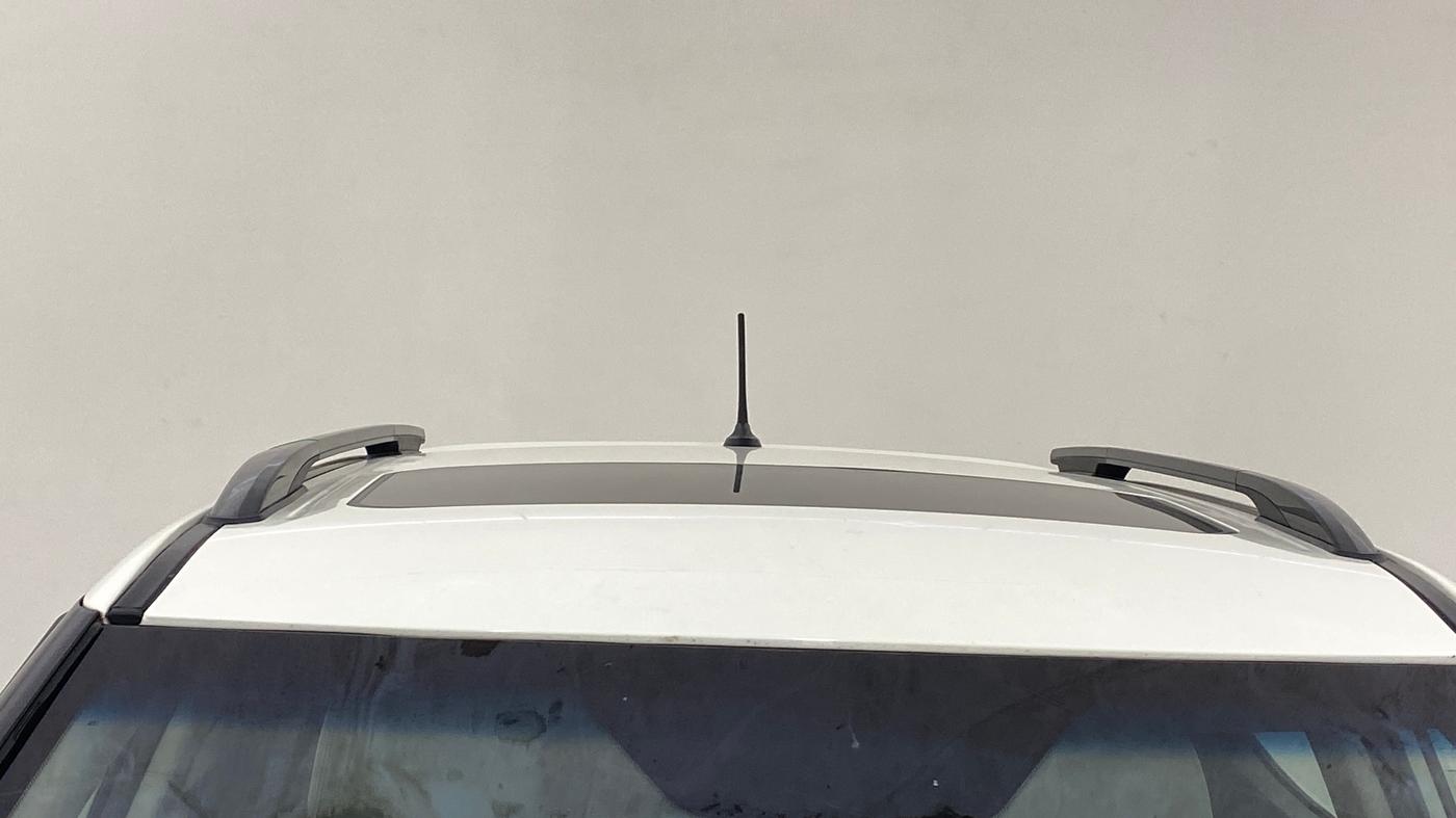 2022 Mahindra XUV300 W8 (O) 1.5 DIESEL, Diesel, Manual, 1,47,204 km, Moonroof/ Sunroof