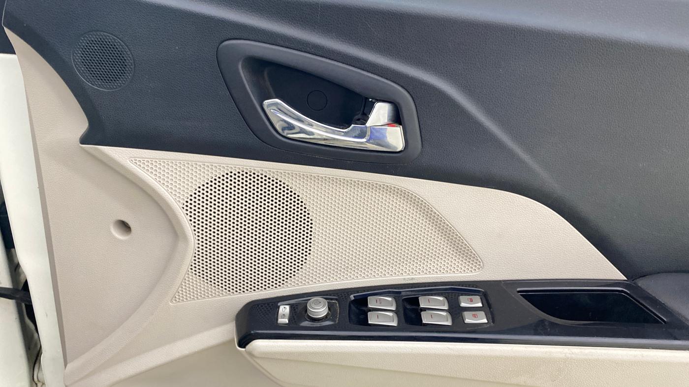 2022 Mahindra XUV300 W8 (O) 1.5 DIESEL, Diesel, Manual, 1,47,204 km, Driver Side Door Panels Control