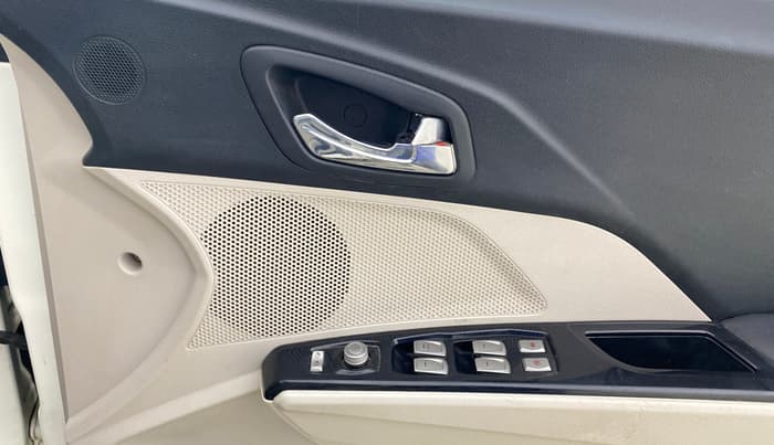 2022 Mahindra XUV300 W8 (O) 1.5 DIESEL, Diesel, Manual, 1,47,204 km, Driver Side Door Panels Control