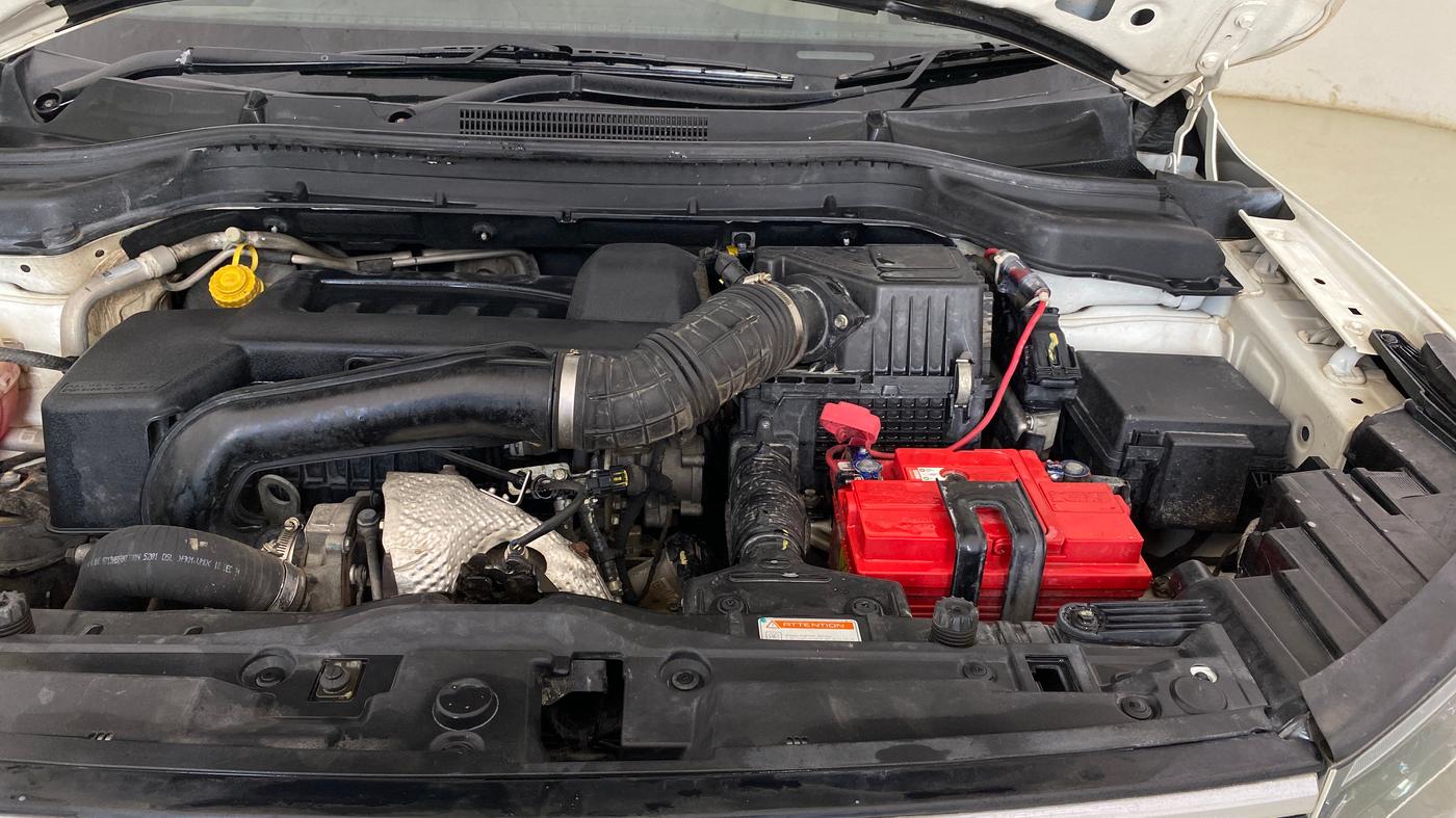 2022 Mahindra XUV300 W8 (O) 1.5 DIESEL, Diesel, Manual, 1,47,204 km, Engine View - Left