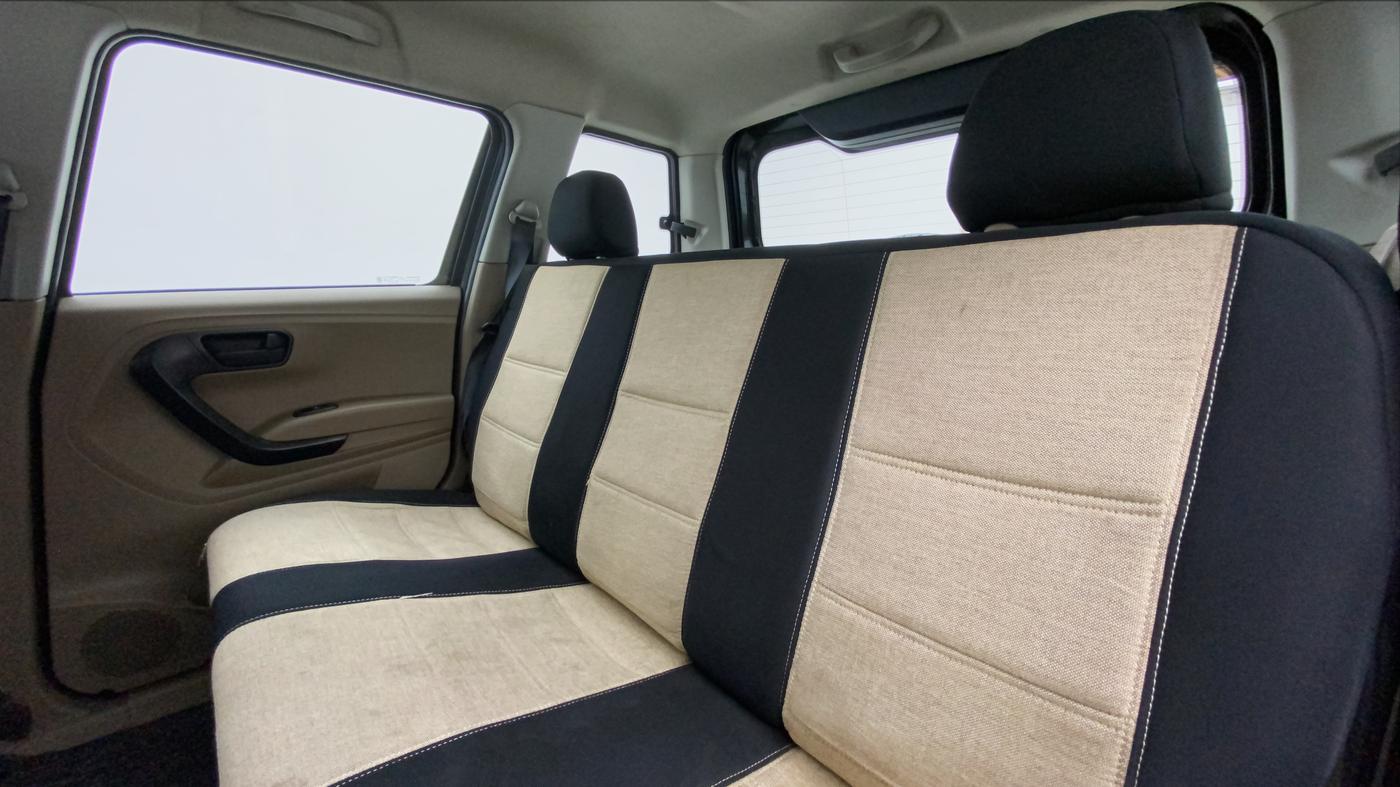 2015 Mahindra TUV300 T6, Diesel, Manual, 37,753 km, Right Side Rear Door Cabin