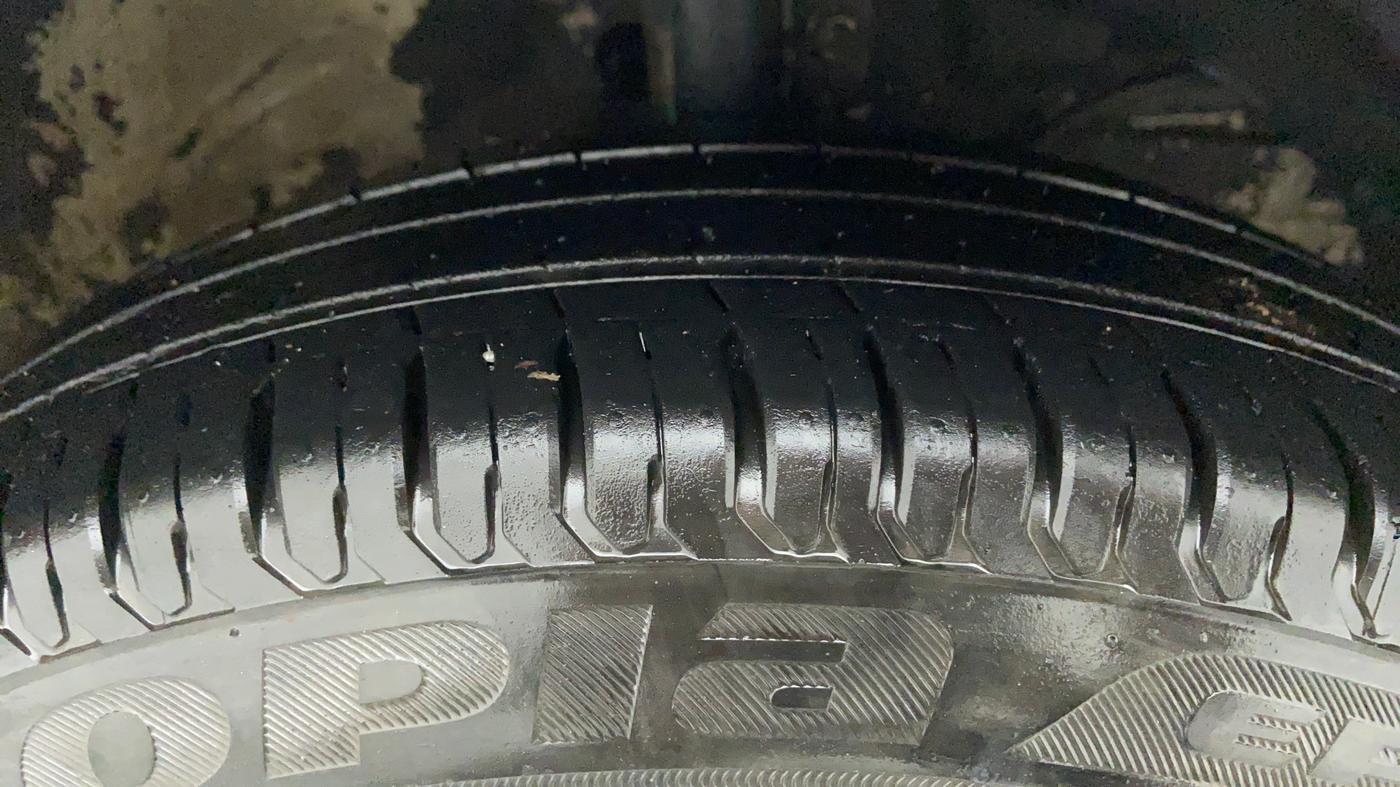 2017 Maruti Dzire VXI, Petrol, Manual, 23,321 km, Right Front Tyre Tread