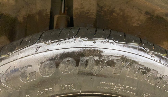 2013 Maruti Ertiga VXI, Petrol, Manual, 52,271 km, Right Rear Tyre Tread