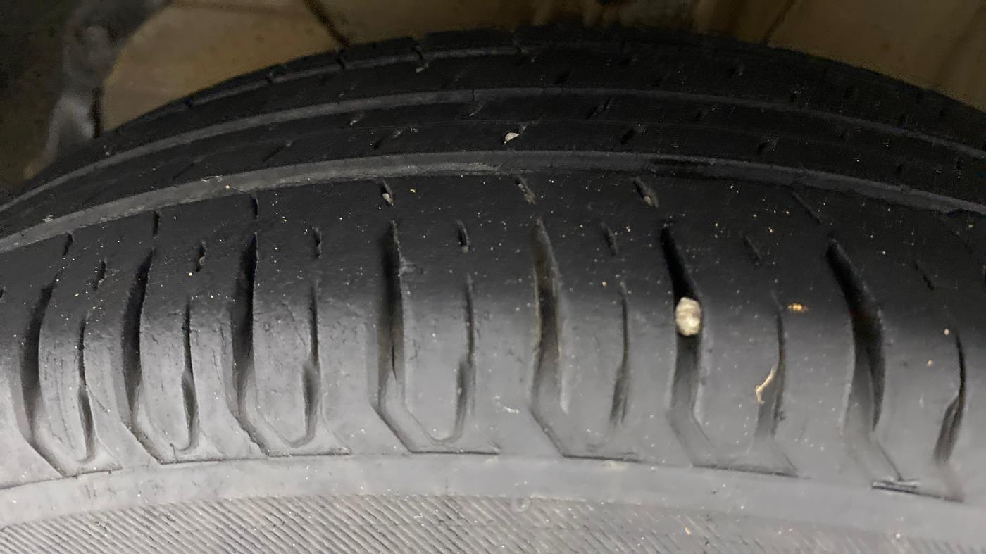 2019 Maruti Swift VXI, Petrol, Manual, 25,676 km, Left Front Tyre Tread