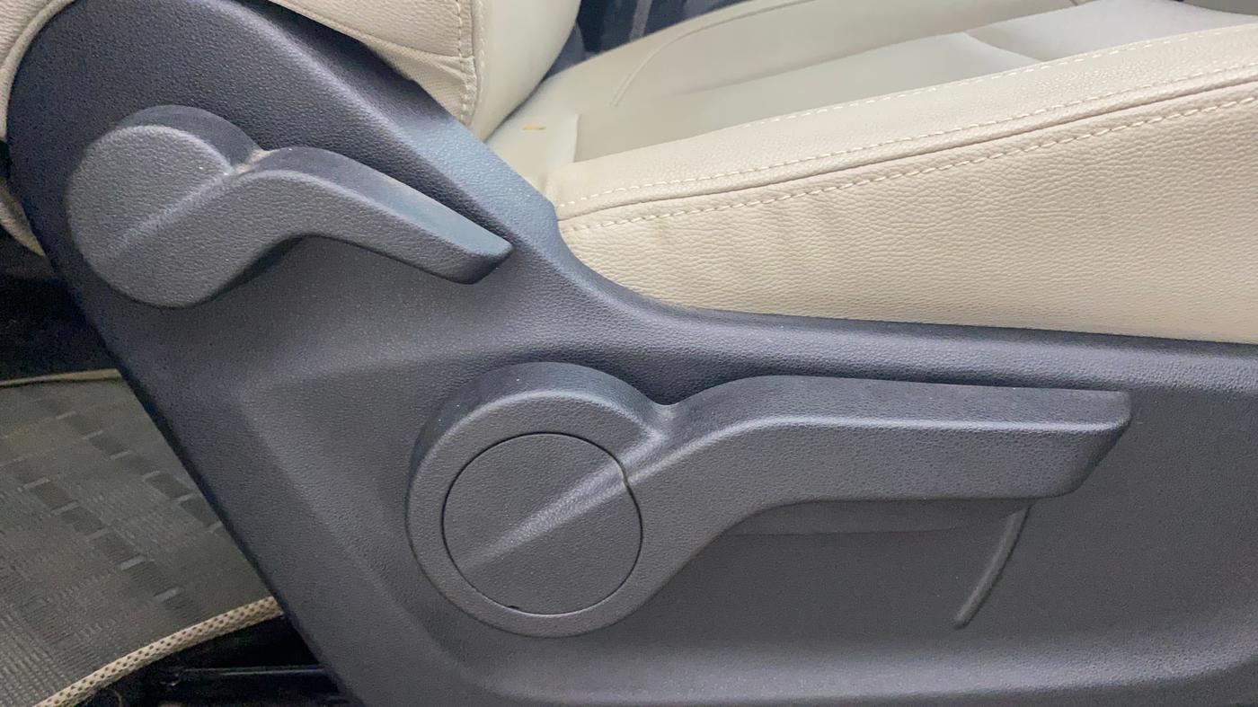 2018 Mahindra MARAZZO M8 7 STR, Diesel, Manual, 49,420 km, Driver Side Adjustment Panel