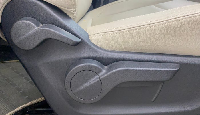 2018 Mahindra MARAZZO M8 7 STR, Diesel, Manual, 49,420 km, Driver Side Adjustment Panel