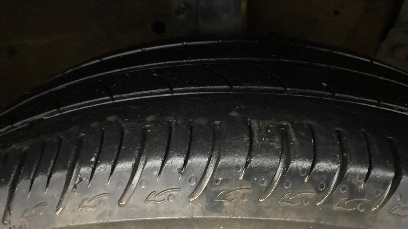 2013 Maruti Ertiga VXI, Petrol, Manual, 60,549 km, Right Front Tyre Tread