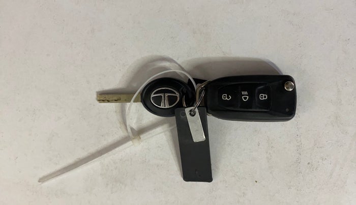 2018 Tata NEXON XM PETROL, Petrol, Manual, 67,123 km, Key Close Up