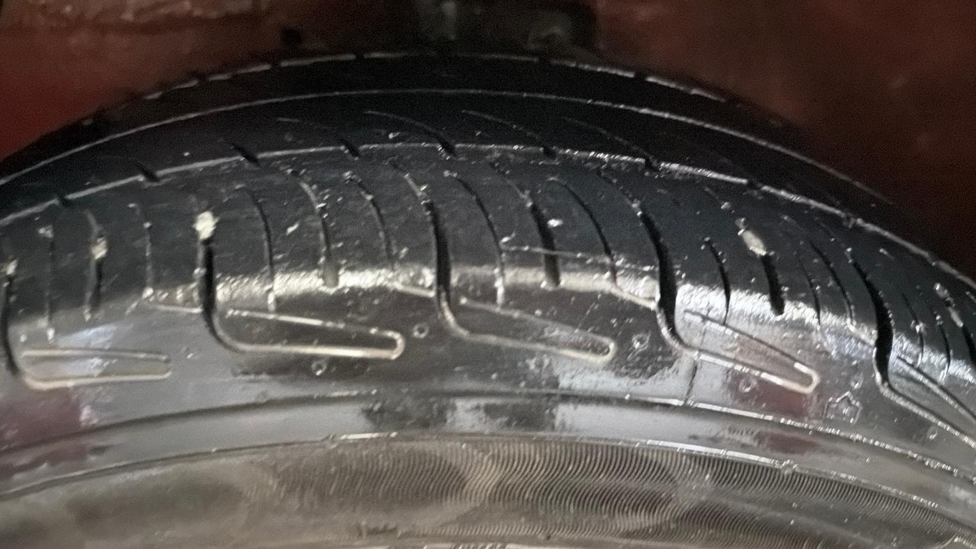 2014 Maruti Celerio VXI AMT, CNG, Automatic, 1,08,443 km, Left Front Tyre Tread