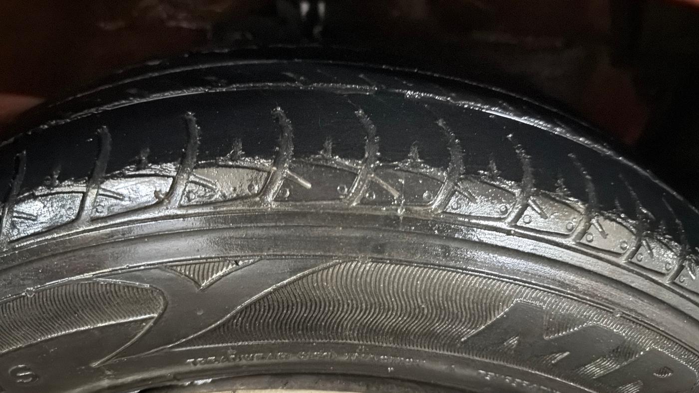 2014 Maruti Celerio VXI AMT, CNG, Automatic, 1,08,443 km, Right Front Tyre Tread
