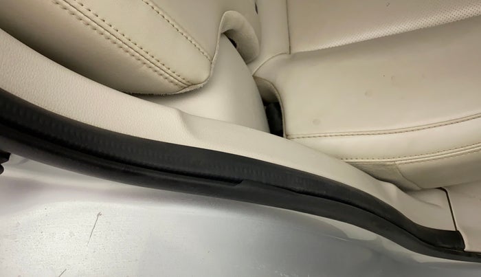 2019 Mahindra XUV300 W8 (O) 1.2 PETROL, Petrol, Manual, 75,927 km, Right rear door - Beading has minor damage