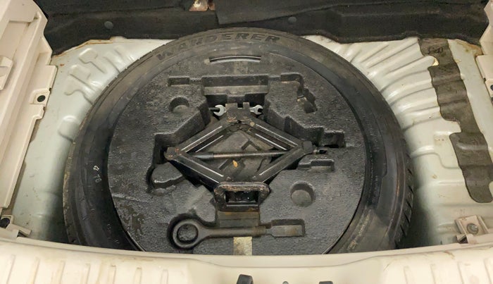 2019 Mahindra XUV300 W8 (O) 1.2 PETROL, Petrol, Manual, 75,927 km, Dicky (Boot door) - Tool missing