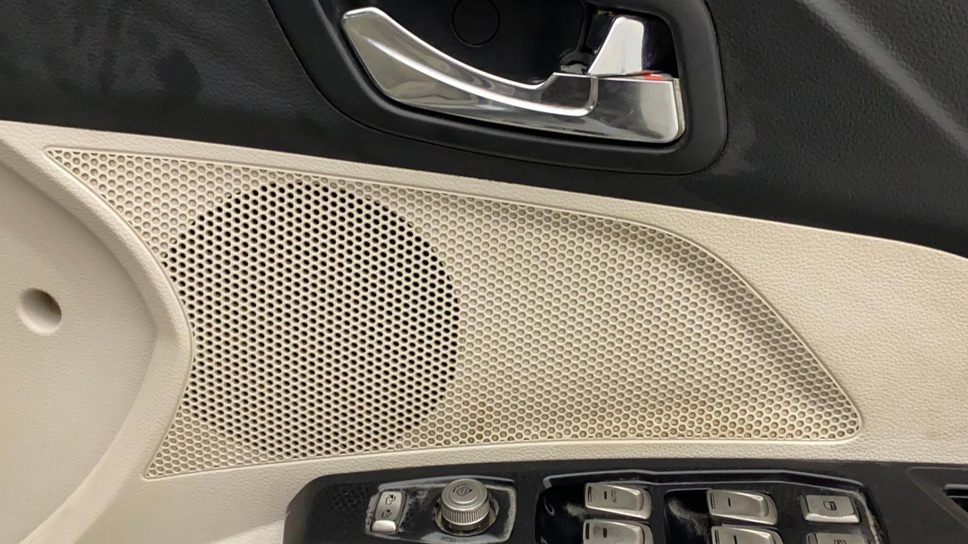 2019 Mahindra XUV300 W8 (O) 1.2 PETROL, Petrol, Manual, 75,927 km, Speaker