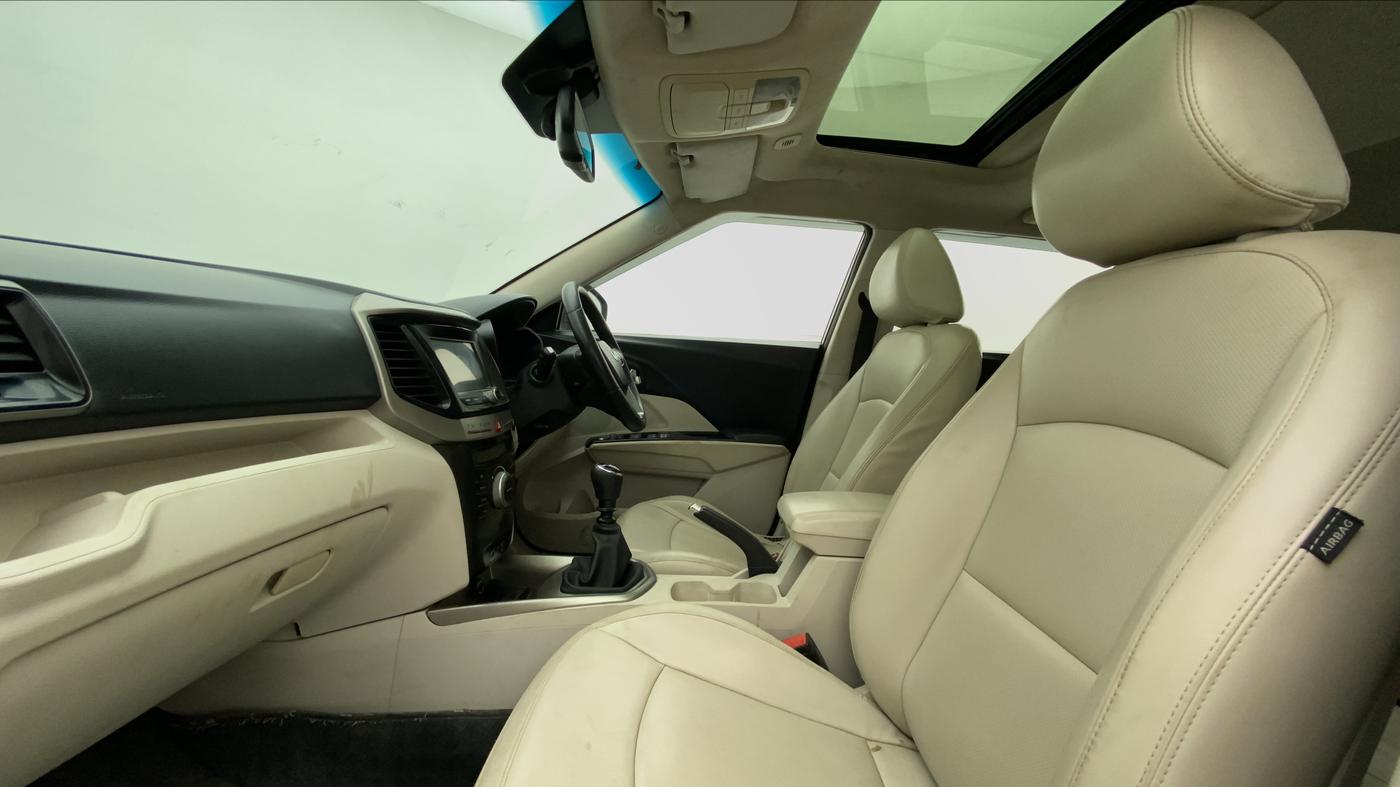 2019 Mahindra XUV300 W8 (O) 1.2 PETROL, Petrol, Manual, 75,927 km, Right Side Front Door Cabin