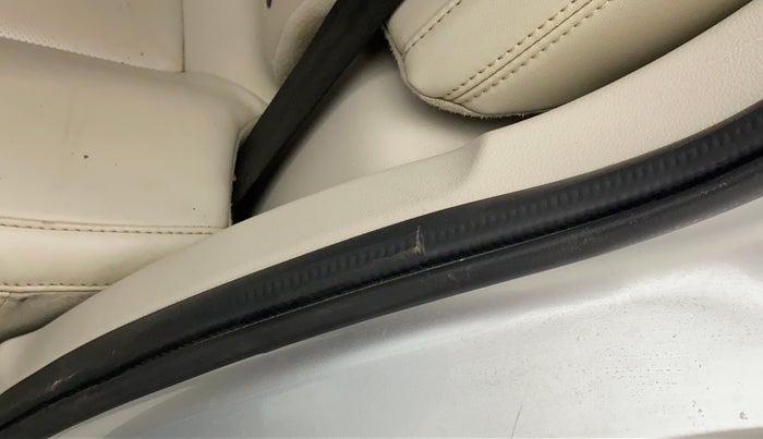2019 Mahindra XUV300 W8 (O) 1.2 PETROL, Petrol, Manual, 75,927 km, Rear left door - Beading has minor damage