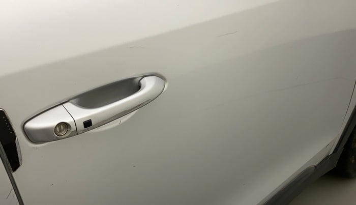 2019 Mahindra XUV300 W8 (O) 1.2 PETROL, Petrol, Manual, 75,927 km, Driver-side door - Minor scratches