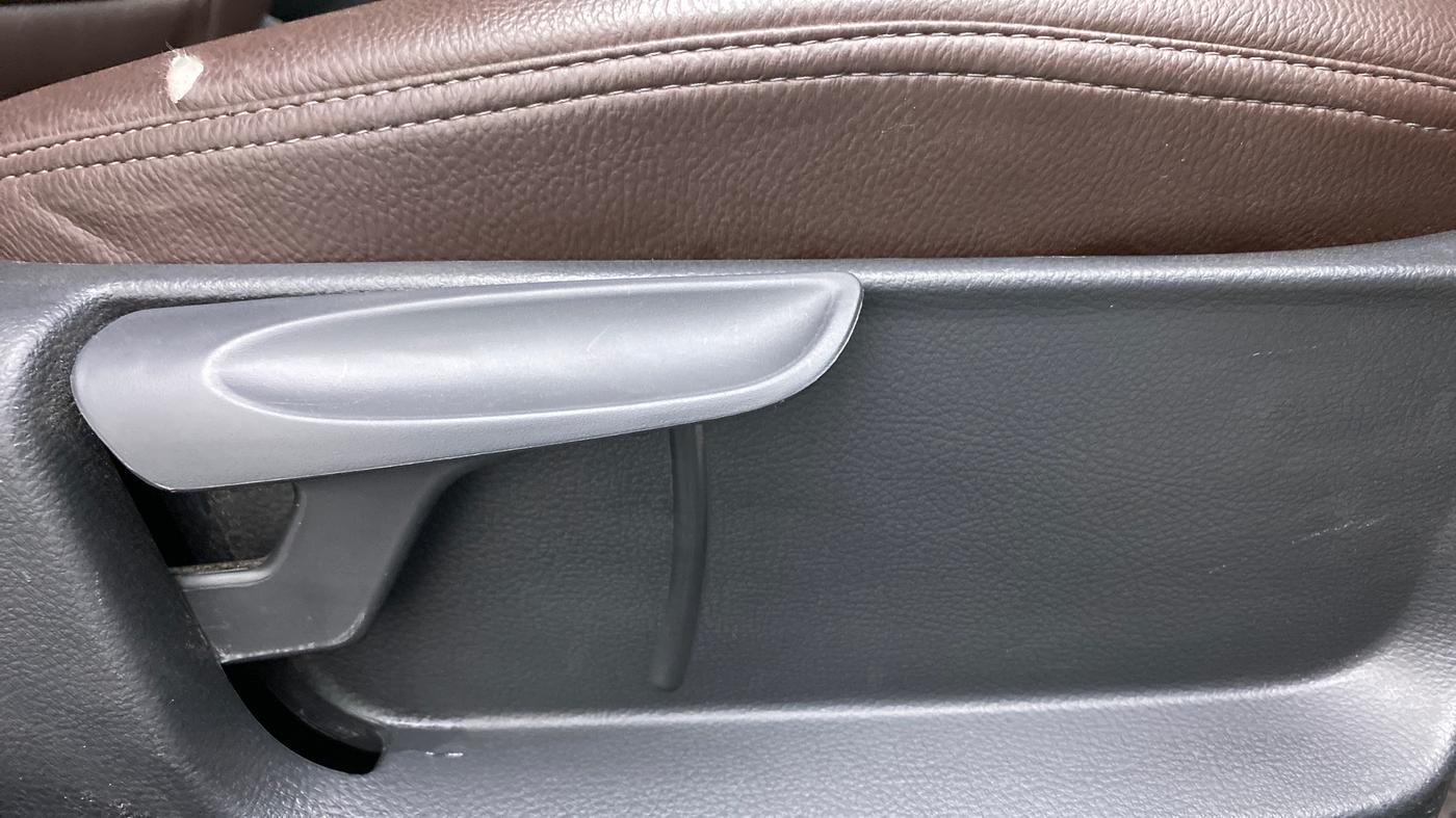 2020 Volkswagen Polo HIGHLINE PLUS 1.0, Petrol, Manual, 29,131 km, Driver Side Adjustment Panel