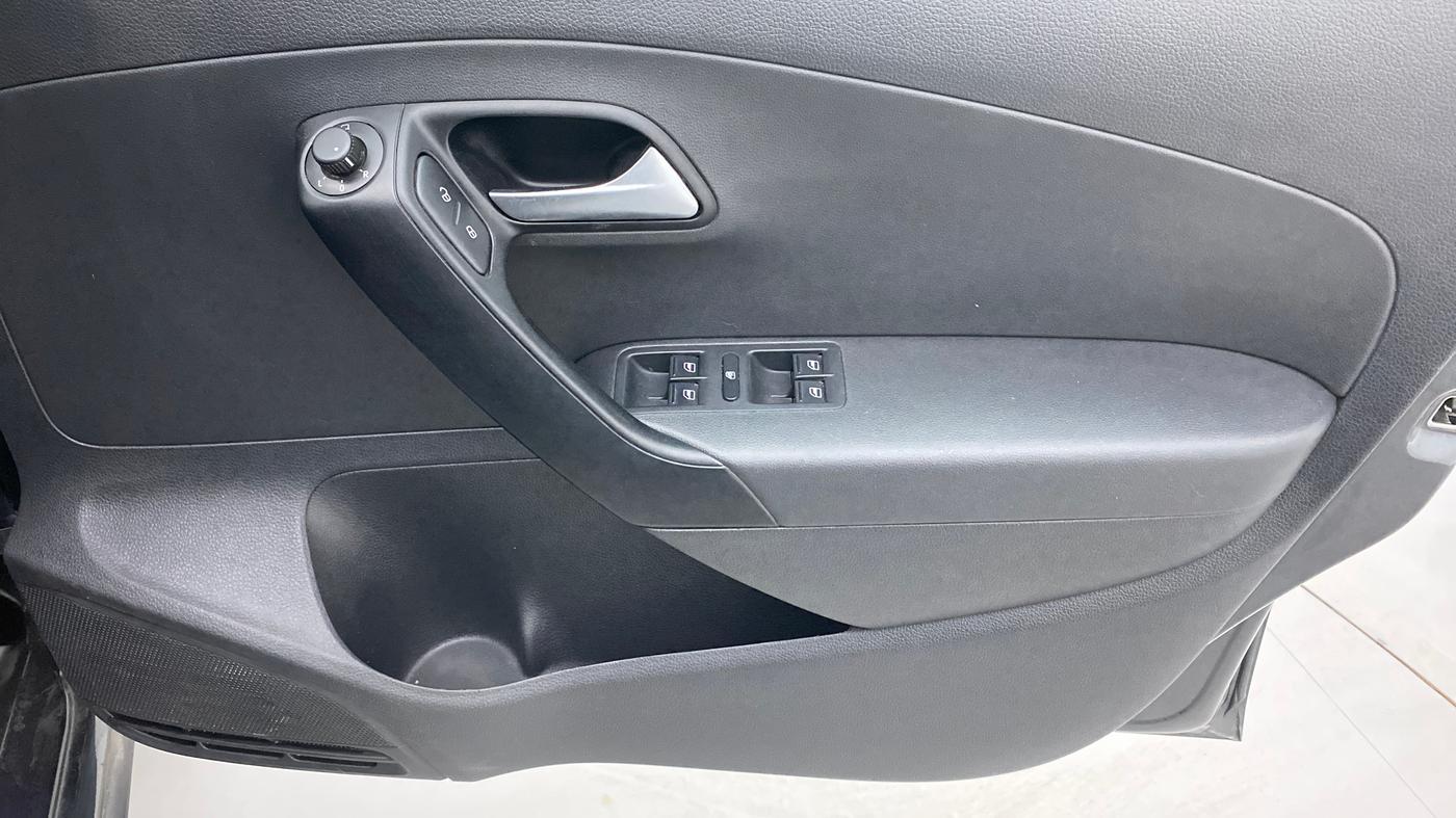 2020 Volkswagen Polo HIGHLINE PLUS 1.0, Petrol, Manual, 29,131 km, Driver Side Door Panels Control