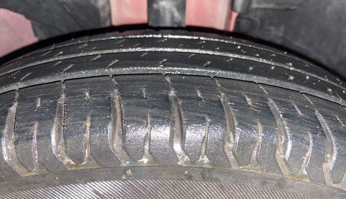 2017 Renault Kwid RXT 1.0 AMT (O), Petrol, Automatic, 79,156 km, Right Front Tyre Tread