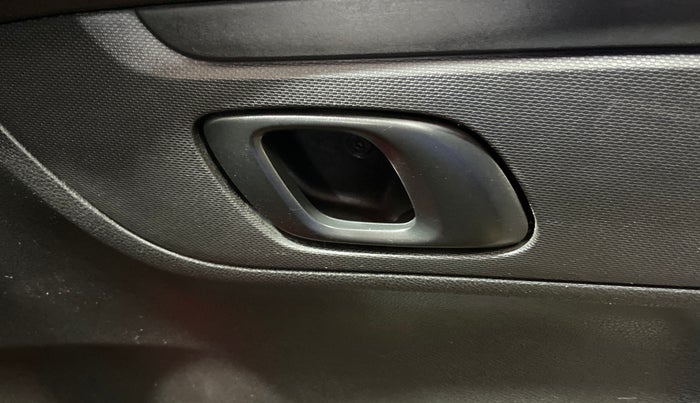 2017 Renault Kwid RXT 1.0 AMT (O), Petrol, Automatic, 79,156 km, Driver Side Door Panels Control