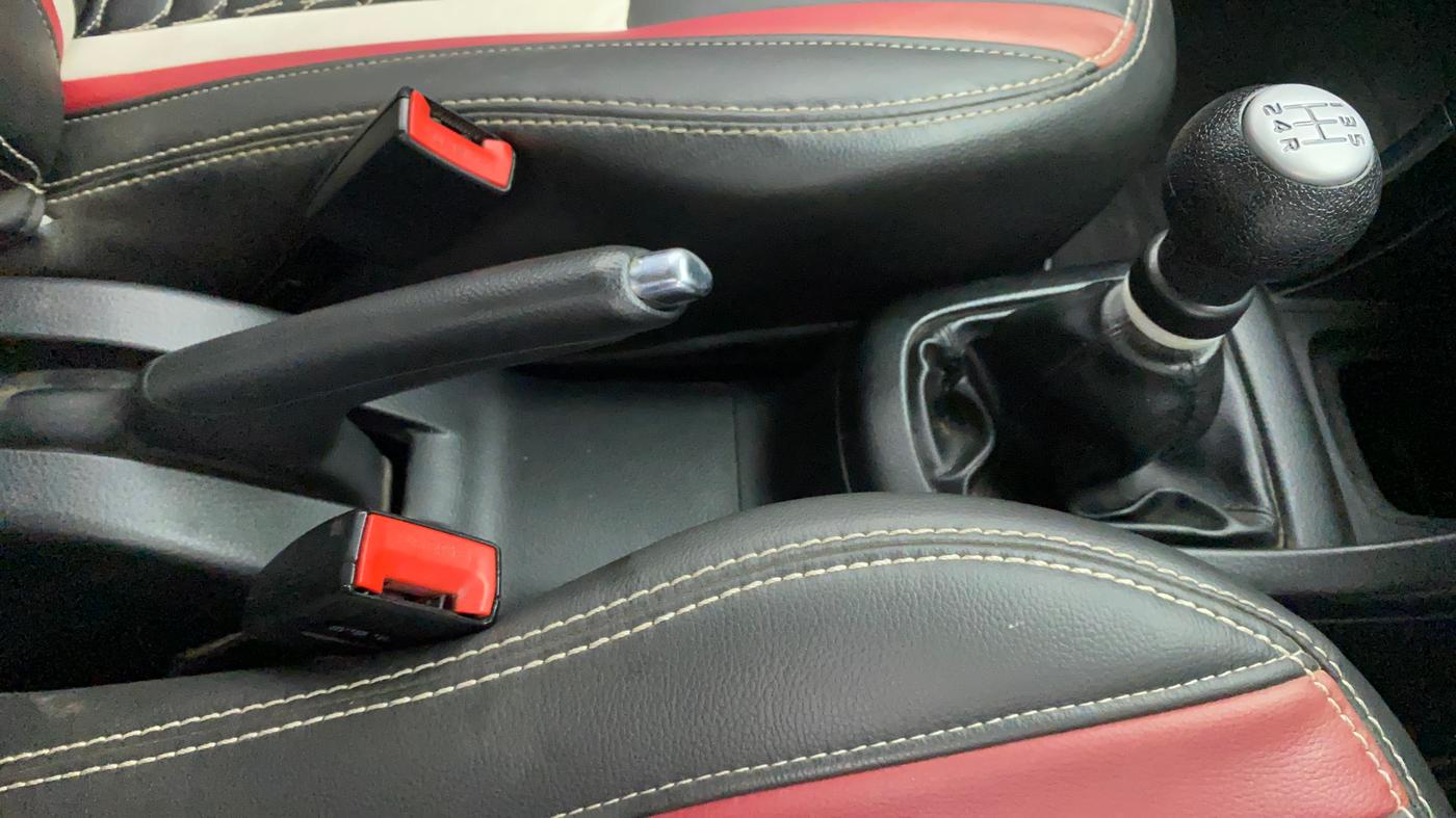 2015 Maruti Swift VXI, Petrol, Manual, 68,742 km, Gear Lever