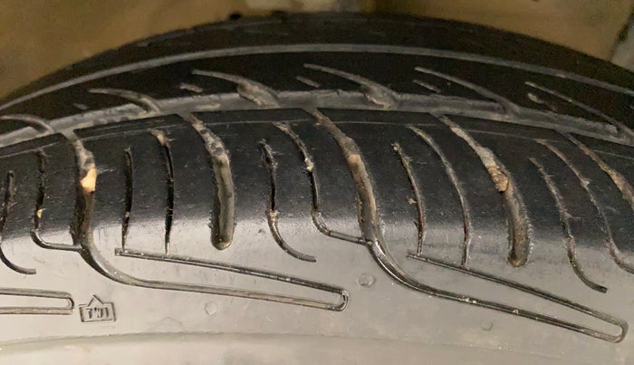 2015 Maruti Swift VXI, Petrol, Manual, 68,742 km, Right Front Tyre Tread