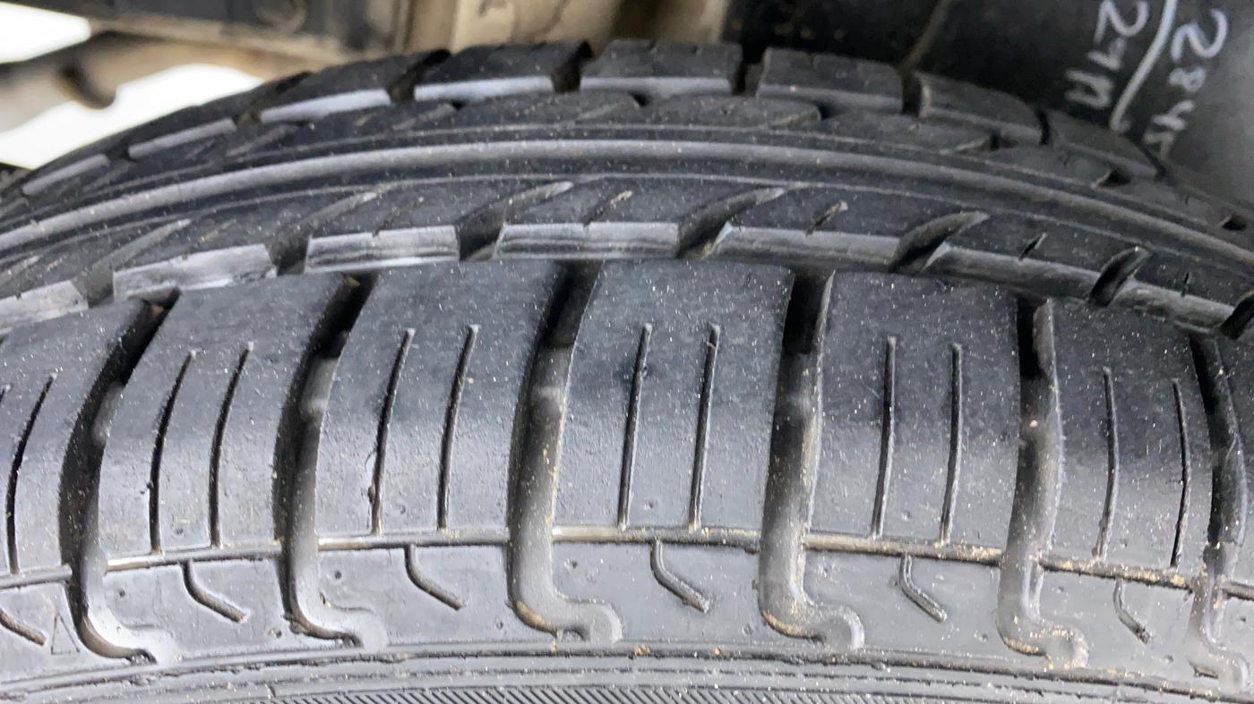 2017 Maruti Swift LXI (O), Petrol, Manual, 58,139 km, Right Rear Tyre Tread