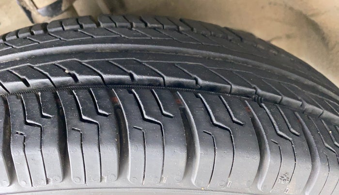 2017 Maruti Swift LXI (O), Petrol, Manual, 58,139 km, Left Front Tyre Tread