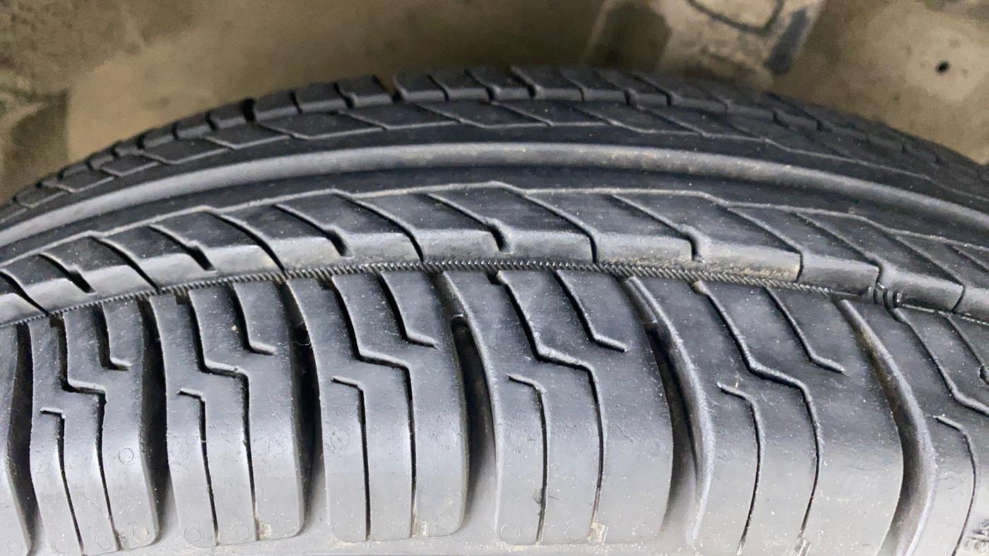2017 Maruti Swift LXI (O), Petrol, Manual, 58,139 km, Right Front Tyre Tread