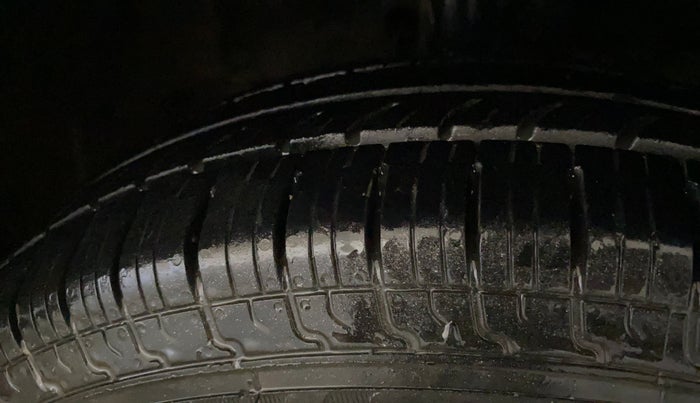 2017 Maruti Dzire VXI AMT, Petrol, Automatic, 33,129 km, Right Front Tyre Tread