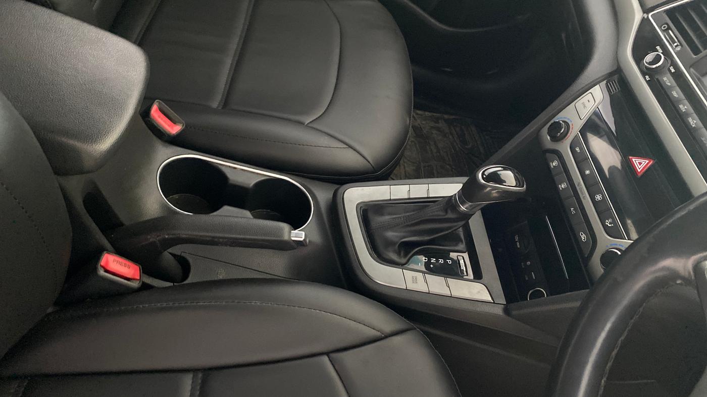 2017 Hyundai New Elantra 2.0 SX AT PETROL, Petrol, Automatic, 86,679 km, Gear Lever
