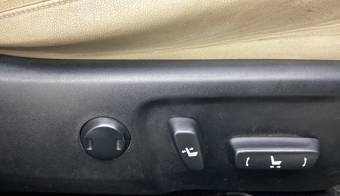 2017 Toyota Corolla Altis VL CVT PETROL, Petrol, Automatic, 98,414 km, Driver Side Adjustment Panel