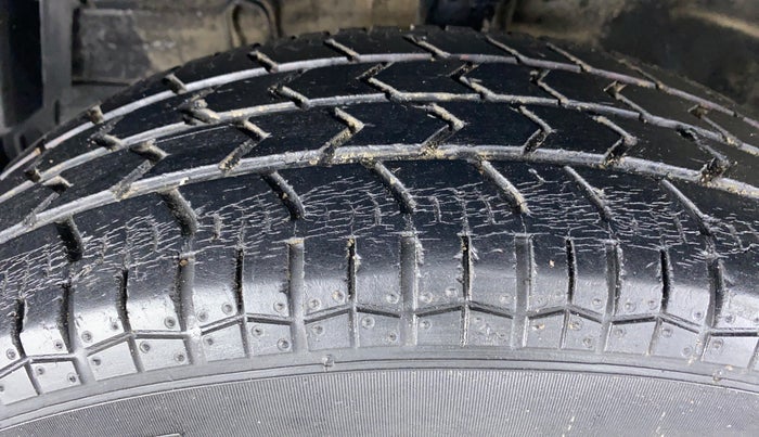 2014 Maruti Swift VXI D, Petrol, Manual, 76,900 km, Left Front Tyre Tread