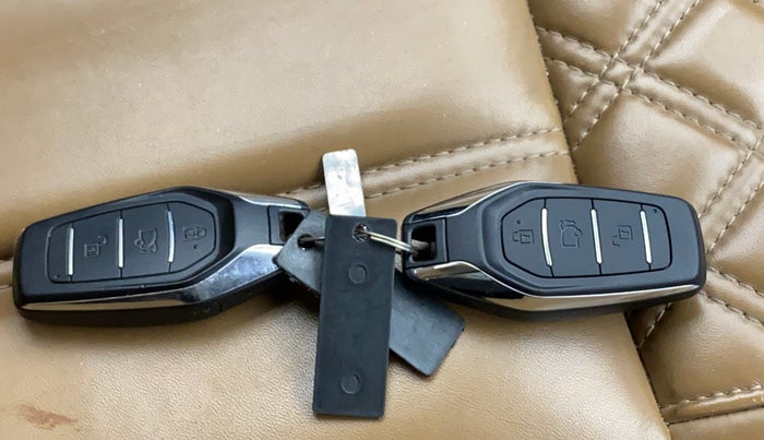 2018 Mahindra XUV500 W11, Diesel, Manual, 72,771 km, Key Close Up