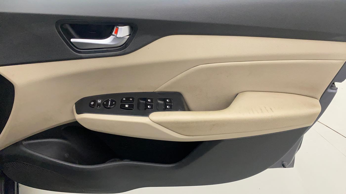 2018 Hyundai Verna 1.6 SX (O) CRDI MT, Diesel, Manual, 55,220 km, Driver Side Door Panels Control