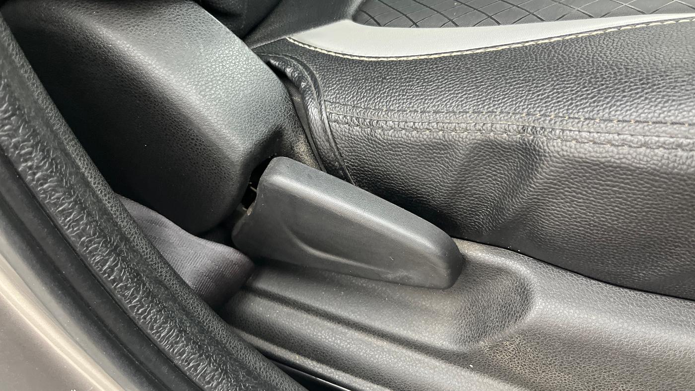 2017 Renault Kwid RXT 1.0 (O), Petrol, Manual, 1,35,973 km, Driver Side Adjustment Panel