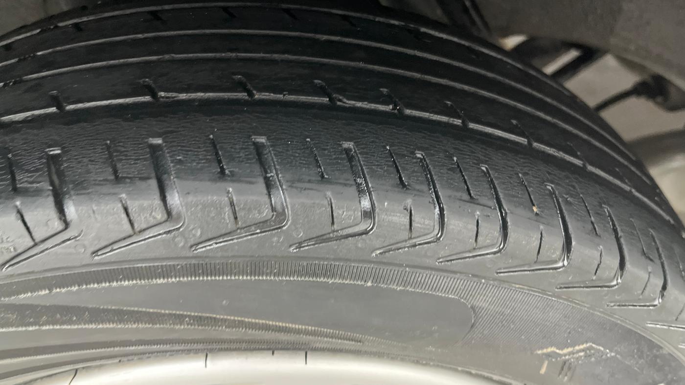2017 Renault Kwid RXT 1.0 (O), Petrol, Manual, 1,35,973 km, Right Rear Tyre Tread